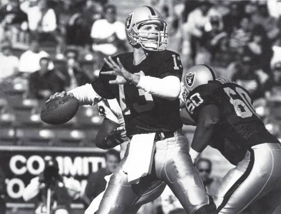Archivbilder der Woche SPORT KW52 NFL, American Football Herren, USA Cincinnati Bengals at Los Angeles Raiders Los Angeles Raiders quarterback Jay Schroeder (13) throws the ball against the Cincinnati Bengals during an NFL football game, Sunday, Dec. 16, 1990, in Los Angeles. The Raiders defeated the Bengals 24-7. Los Angeles California United States EDITORIAL USE ONLY Copyright: xImagexofxSportx ImagexofxSportx iosphotos167466