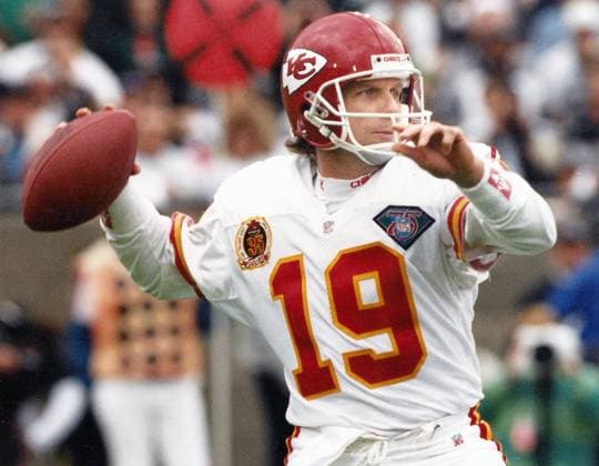 NFL, American Football Herren, USA Kansas City Chiefs at Los Angeles Raiders Kansas City Chiefs quarterback Joe Montana (19) throws the ball against the Los Angeles Raiders, Saturday, Dec. 24, 1994, in Los Angeles. The Chiefs defeated the Raiders 19-9. Los Angeles California United States EDITORIAL USE ONLY Copyright: xImagexofxSportx ImagexofxSportx iosphotos167529