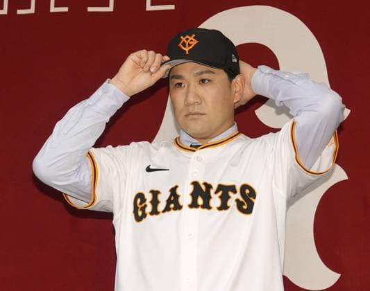 Sport Themen der Woche KW52 Sport Bilder des Tages Baseball: Ex-Yankees ace Tanaka joins Giants Former New York Yankees ace and new Yomiuri Giants signee Masahiro Tanaka poses while wearing a jersey at an introductory press conference, PK, Pressekonferenz in Tokyo on Dec. 25, 2024.  A14AA0003911297P