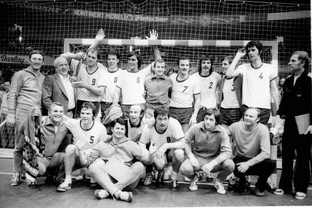 Archivbilder der Woche SPORT KW52 Handball Bundesliga Saison 1973 74. Finale um die Deutsche Meisterschaft: VFL Gummersbach - TuS Wellinghofen 19:14 04.05.1974 in Dortmund Die Siegermannschaft des VFL Gummersbach *** Handball Bundesliga season 1973 74 Final for the German Championship VFL Gummersbach TuS Wellinghofen 19 14 04 05 1974 in Dortmund The winning team of VFL Gummersbach HM