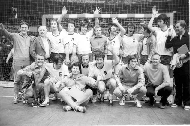 Handball Bundesliga Saison 1973 74. Finale um die Deutsche Meisterschaft: VFL Gummersbach - TuS Wellinghofen 19:14 04.05.1974 in Dortmund Die Siegermannschaft des VFL Gummersbach *** Handball Bundesliga season 1973 74 Final for the German Championship VFL Gummersbach TuS Wellinghofen 19 14 04 05 1974 in Dortmund The winning team of VFL Gummersbach HM