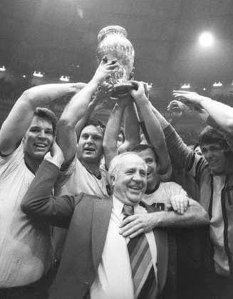 Archivbilder der Woche SPORT KW52 Handball Europapokalfinale in Dortmund 21.04.1974. VFL Gummersbach - Mai Moskau 19:17. Eugen Haas (Gummersbach Mitte) jubelt mit den Spielern über den Gewinn des Europapokals. Li: Joachim Deckarm. Daneben: Hansi Schmidt. *** Handball European Cup final in Dortmund 21 04 1974 VFL Gummersbach May Moscow 19 17 Eugen Haas Gummersbach Mitte celebrates winning the European Cup with the players Li Joachim Deckarm Next to Hansi Schmidt HM