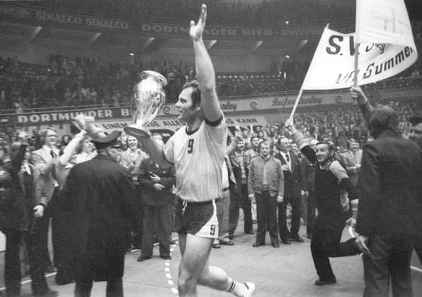 Handball Europapokalfinale in Dortmund 21.04.1974. VFL Gummersbach - Mai Moskau 19:17. Hansi Schmidt (Gummersbach) auf der Ehrenrunde mit Pokal. *** Handball European Cup final in Dortmund 21 04 1974 VFL Gummersbach May Moscow 19 17 Hansi Schmidt Gummersbach on the lap of honor with trophy HM