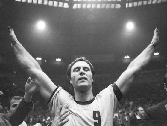 Archivbilder der Woche SPORT KW52 Handball Europapokalfinale in Dortmund 21.04.1974. VFL Gummersbach - Mai Moskau 19:17. Hansi Schmidt (Gummersbach) jubelt nach dem Schlußpfiff. *** Handball European Cup final in Dortmund 21 04 1974 VFL Gummersbach May Moscow 19 17 Hansi Schmidt Gummersbach cheers after the final whistle HM