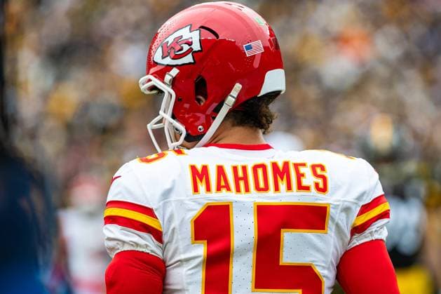 PITTSBURGH, PA - DECEMBER 25: Kansas City Chiefs quarterback Patrick Mahomes (15) looks on during the regular season NFL, American Football Herren, USA football game between the Kansas City Chiefs and Pittsburgh Steelers on December 25, 2024 at Acrisure Stadium in Pittsburgh, PA. (Photo by Mark Alberti Icon Sportswire) NFL: DEC 25 Chiefs at Steelers EDITORIAL USE ONLY Icon24122502100