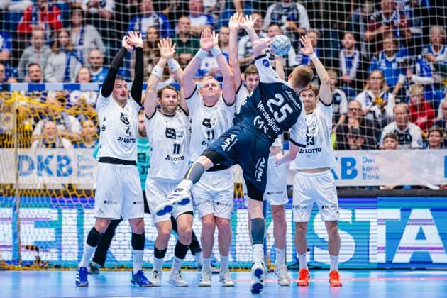 Bilder des Jahres 2024, Sport 12 Dezember Sport Themen der Woche KW52 Sport Bilder des Tages Einlaufen THW Kiel GER, TBV Lemgo Lippe vs. THW Kiel, Handball, 1. Bundesliga, 17. Spieltag, Spielzeit 2024 2025, 26.12.2024 GER, TBV Lemgo Lippe vs. THW Kiel, Handball, 1. Bundesliga, 17. Spieltag, Spielzeit 2024 2025, 26.12.2024 Lemgo Copyright: xEibner-Pressefoto JanxRollingerx EP_JSK