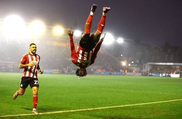 Sport Themen der Woche KW52 Sport Bilder des Tages Millenic Alli of Exeter City celebrates scoring a goal to make the score 2-1 with a backflip Exeter City v Bristol Rovers, EFL Sky Bet League One, Football, St James Park, Exeter, UK - 26 Dec 2024 EDITORIAL USE ONLY No use with unauthorised audio, video, data, fixture lists, club league logos or live services. Online in-match use limited to 120 images, no video emulation. No use in betting, games or single club league player publications.  Copyright: xKieranxMcManus Shutterstockx 15030248ar