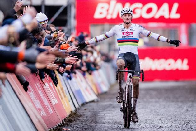 Bilder des Jahres 2024, Sport 12 Dezember Sport Themen der Woche KW52 Sport Bilder des Tages Dutch Mathieu Van Der Poel celebrates as he crosses the finish line to win the men s elite race of the World Cup cyclocross cycling event in Gavere on Thursday 26 December 2024, stage 7 (out of 12) of the UCI World Cup competition. JASPERxJACOBS  x109192717x