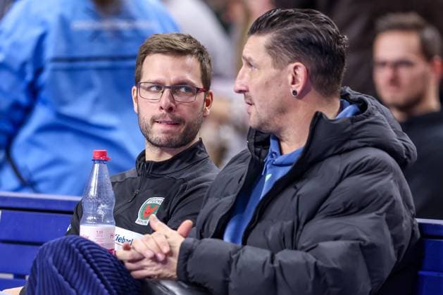 26.12.2024, Handball, 1. HBL, VfL Gummersbach - Füchse Berlin, Lanxess-Arena Köln: Cheftrainer Jaron Siewert (Füchse Berlin) neben Sportvorstand Stefan Kretzschmar Nordrhein-Westfalen Deutschland