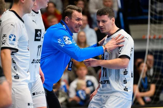 Lemgo: Handball Bundesliga - 24 25 - TBV Lemgo - THW Kiel Trainer Filip Jicha (THW Kiel), Elias Ellefsen a Skipagotu (THW Kiel) Lemgo Phoenix Contact Arena Deutschland *** Lemgo Handball Bundesliga 24 25 TBV Lemgo THW Kiel Coach Filip Jicha THW Kiel , Elias Ellefsen a Skipagotu THW Kiel Lemgo Phoenix Contact Arena Germany