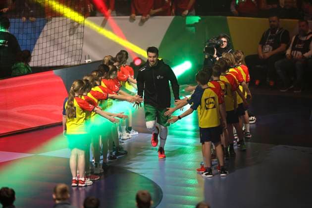 Foto : Begrüssung der Spieler mit einer Lightshow zum einlaufen zur Einlaufzeremonie , hier Miguel Martins (Portugal) Handball Europameisterschaft, Hauptrunde in Hamburg , am Di. 23.01.2024 Niederlande - Portugal 33 - 33
