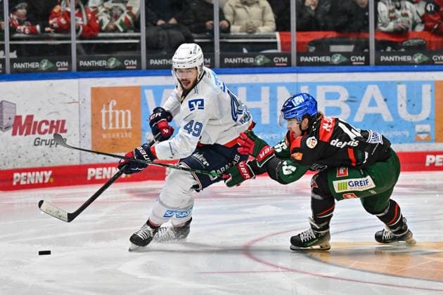 Bilder des Jahres 2024, Sport 12 Dezember Sport Themen der Woche KW52 Sport Bilder des Tages DEL; Augsburger Panther - Adler Mannheim; 26.12.2024 im Duell Lukas KAELBLE (Adler Mannheim 49) und Moritz ELIAS (Augsburger Panther 46) Zweikampf DEL: Augsburger Panther - Adler Mannheim, Curt Frenzel Stadion am 26.12.2024 *** DEL Augsburger Panther Adler Mannheim 26 12 2024 in duel Lukas KAELBLE Adler Mannheim 49 and Moritz ELIAS Augsburger Panther 46 duel DEL Augsburger Panther Adler Mannheim, Curt Frenzel Stadion on 26 12 2024 Copyright: xBEAUTIFULxSPORTS Goldbergx