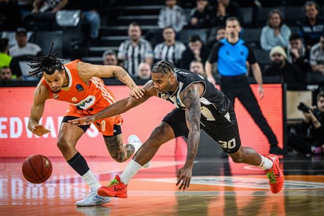 Sport Themen der Woche KW52 Sport Bilder des Tages Nelson Weidemann (ratiopharm ulm) und Kelan Martin (Besiktas Fibabanka Istanbul) im Zweikampf waehrend des EuroCup spiels zwischen ratiopharm ulm v Besiktas Fibabanka Istanbul in der ratiopharm Arena am 26. December 2024 in Neu-Ulm, Deutschland. (Foto von Harry Langer DeFodi Images) +++ Nelson Weidemann (ratiopharm ulm) und Kelan Martin (Besiktas Fibabanka Istanbul) battle for the ball during the EuroCup match between ratiopharm ulm v Besiktas Fibabanka Istanbul at ratiopharm Arena on December 26, 2024 in Neu-Ulm, Germany. (Photo by Harry Langer DeFodi Images) Defodi-541_ULMIST0241226_153 *** Nelson Weidemann ratiopharm ulm and Kelan Martin Besiktas Fibabanka Istanbul battle for the ball during the EuroCup match between ratiopharm ulm v Besiktas Fibabanka Istanbul at ratiopharm Arena on December 26, 2024 in Neu Ulm, Germany, Germany Photo by Harry Langer DeFodi Images Nelson Weidemann ratiopharm ulm and Kelan Martin Besiktas Fibabanka Istanbul battle for the ball during the EuroCup match between ratiopharm ulm v Besiktas Fibabanka Istanbul at ratiopharm Arena on December 26, 2024 in Neu Ulm, Germany Photo by Harry Langer DeFodi Images Defodi 541 ULMIST0241226 153 Defodi-541