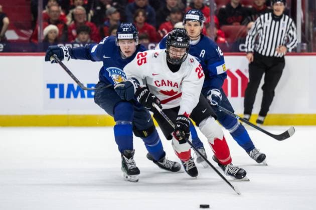 241226 Julius Miettinen of Finland and Matthew Schaefer of Canada during the 2025 IIHF World Junior Championship game between Finland and Canada on December 26, 2024 in Ottawa. Photo: Mathias Bergeld BILDBYRAN kod MB MB1026 ishockey Ice hockey, Eishockey jvm junior-vm u20 2025 iihf world junior championship world juniors finland canada kanada 1 bbeng Copyright: MATHIASxBERGELD BB241226MB132