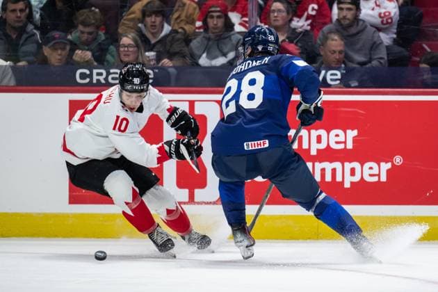 241226 Bradly Nadeau of Canada and Heikki Ruohonen of Finland during the 2025 IIHF World Junior Championship game between Finland and Canada on December 26, 2024 in Ottawa. Photo: Mathias Bergeld BILDBYRAN kod MB MB1026 ishockey Ice hockey, Eishockey jvm junior-vm u20 2025 iihf world junior championship world juniors finland canada kanada 1 bbeng Copyright: MATHIASxBERGELD BB241226MB133