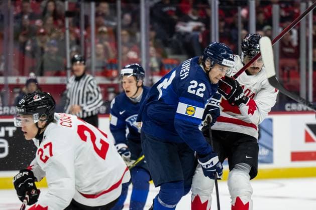 241226 Kasper Halttunen of Finland and Andrew Gibson of Canada during the 2025 IIHF World Junior Championship game between Finland and Canada on December 26, 2024 in Ottawa. Photo: Mathias Bergeld BILDBYRAN kod MB MB1026 ishockey Ice hockey, Eishockey jvm junior-vm u20 2025 iihf world junior championship world juniors finland canada kanada 1 bbeng Copyright: MATHIASxBERGELD BB241226MB143
