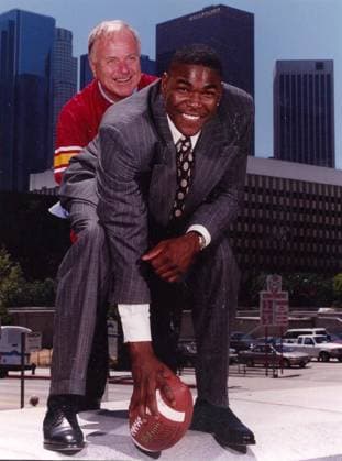 Archivbilder der Woche SPORT KW52 NCAA, College League, USA Football: Keyshawn Johnson Southern California Trojans receiver Keyshawn Johnson poses with Los Angeles mayor Richard Riordan, July 1995, in Los Angeles. Los Angeles California United States EDITORIAL USE ONLY Copyright: xImagexofxSportx ImagexofxSportx iosphotos278384