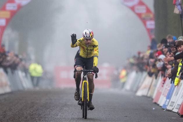 Belgian Wout van Aert pictured in action during the men s elite race of the cyclocross cycling event, race 5 7 in the Exact Cross competition, Friday 27 December 2024 in Loenhout. BILLY CEUSTERS BillyxCeusters  x109238647x
