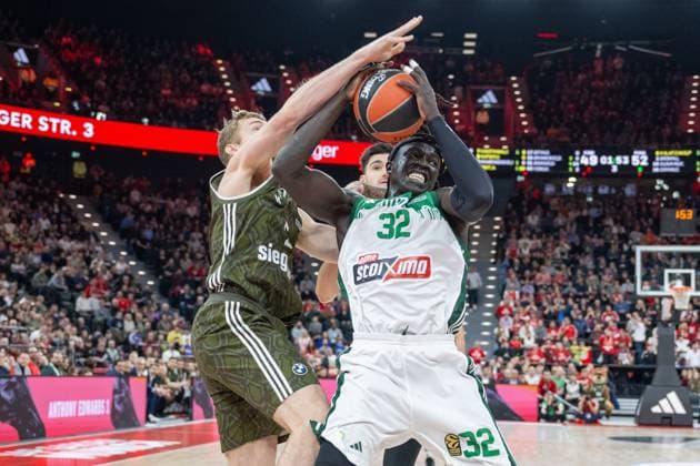 Sport Themen der Woche KW52 Sport Bilder des Tages Niels Giffey 5 (FC Bayern Basketball), Gabriel Wenyen 32 (Panathinaikos Aktor Athen), FC Bayern Basketball vs. Panathinaikos Aktor Athen, EuroLeague 18. Spieltag, 27.12.2024 Muenchen Bayern Deutschland *** Niels Giffey 5 FC Bayern Basketball , Gabriel Wenyen 32 Panathinaikos Aktor Athens , FC Bayern Basketball vs Panathinaikos Aktor Athens, EuroLeague 18 Matchday, 27 12 2024 Munich Bavaria Germany Copyright: xkolbert-press UlrichxGamelx