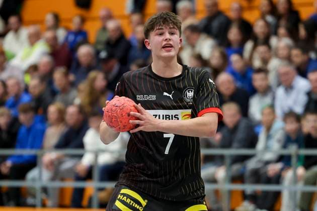 Rasmus Ankermann (Germany A) kontrolliert den Ball, Handball SparkassenCup 2024, Germany A vs Serbia, Thielsparkhalle am 27. December 2024 in Merzig, Deutschland. (Foto von Marco Steinbrenner DeFodi Images) Rasmus Ankermann (Germany A) controls the ball, Handball SparkassenCup 2024, Germany A vs Serbia, Thielsparkhalle, December 27, 2024 in Merzig, Germany. (Photo by Marco Steinbrenner DeFodi Images) Defodi-700_ger_ser_20241227_042