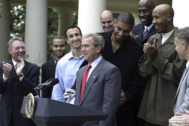 KRT STAND ALONE SPORTS PHOTO SLUGGED: BUSH-SPURS KRT PHOTO BY CHUCK KENNEDY KRT (October 14) WASHINGTON, DC -- Tim Duncan of the San Antonio Spurs, the 2003 NBA, Basketball Herren, USA Champions, tries to squeeze by President George W. Bush as Bush welcomed the team to the White House Rose Garden on Tuesday, October 14, 2003. (gsb) 2003 WASHINGTON DC USA EDITORIAL USE ONLY Copyright: xx KRT CHUCKxKENNEDYx krtphotoslive102364