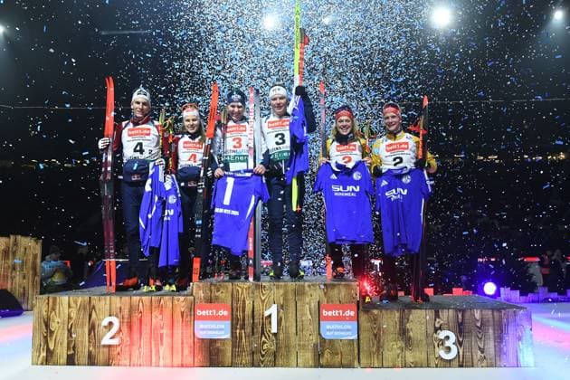 Bilder des Jahres 2024, Sport 12 Dezember Sport Themen der Woche KW52 Sport Bilder des Tages Biathlon auf Schalke 2024 am 28.12.2024 in der Veltins-Arena in Gelsenkirchen Siegerfoto Gruppenfoto Platz 3: Charlotte Gallbronner ( Germany ) und Linus Kesper ( Germany ) Platz 2: Wilma Anhaus ( Austria ) und Thomas Marchl ( Austria ) Platz 1: Guro Femsteinevik ( Norway ) und Sivert Silsand Gerhardsen ( Norway ) *** Biathlon at Schalke 2024 on 28 12 2024 in the Veltins Arena in Gelsenkirchen Winner photo Group photo 3rd place Charlotte Gallbronner Germany and Linus Kesper Germany 2nd place Wilma Anhaus Austria and Thomas Marchl Austria 1st place Guro Femsteinevik Norway and Sivert Silsand Gerhardsen Norway xRx