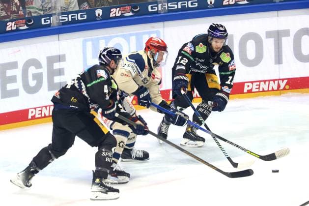 Sport Themen der Woche KW52 Sport Bilder des Tages DEU, DEL, 1.EBL, Eisbaeren vs. Schwenningen Wild Wings, 28.12.2024, Uber-Arena, Berlin, DEU, DEL, 1.EBL, Eisbaeren vs. Schwenningen Wild Wings, im Bild Morgan Ellis (Eisbaeren Berlin 4), Eric Mik (Eisbaeren Berlin 12), Sebastian Uvira (Schwenningen 93) Foto: Juergen Engler nordphoto GmbH *** DEU, DEL, 1 EBL, Eisbaeren vs Schwenningen Wild Wings, 28 12 2024, Uber Arena, Berlin, DEU, DEL, 1 EBL, Eisbaeren vs Schwenningen Wild Wings, pictured Morgan Ellis Eisbaeren Berlin 4 , Eric Mik Eisbaeren Berlin 12 , Sebastian Uvira Schwenningen 93 Photo Juergen Engler nordphoto GmbH nordphotoxGmbHx xEngler nph00076