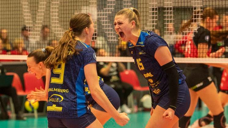 28.12.2024, Volleyball, Frauen, VBL, 1. VBL, 1. Volleyball-Bundesliga, 13. Spieltag, Dresdner SC - SSC Palmberg Schwerin Leana Grozer (SSC Palmberg Schwerin, li.) und Elles Dambrink (SSC Palmberg Schwerin, re.) jubeln. Dresden Margon Arena Sachsen Deutschland