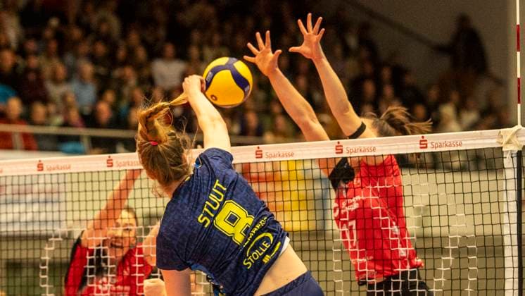 28.12.2024, Volleyball, Frauen, VBL, 1. VBL, 1. Volleyball-Bundesliga, 13. Spieltag, Dresdner SC - SSC Palmberg Schwerin Britte Stuut (SSC Palmberg Schwerin, Mitte) gegen Lorena Lorber Fijok (Dresdner SC, re.) Dresden Margon Arena Sachsen Deutschland