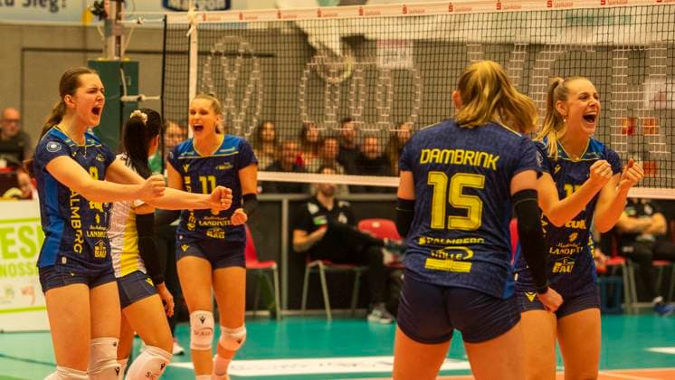28.12.2024, Volleyball, Frauen, VBL, 1. VBL, 1. Volleyball-Bundesliga, 13. Spieltag, Dresdner SC - SSC Palmberg Schwerin Die Spielerinnen des SSC Palmberg Schwerin jubeln. Dresden Margon Arena Sachsen Deutschland