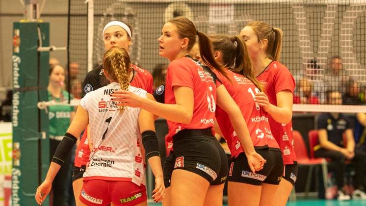 28.12.2024, Volleyball, Frauen, VBL, 1. VBL, 1. Volleyball-Bundesliga, 13. Spieltag, Dresdner SC - SSC Palmberg Schwerin Die Spielerinnen des Dresdner SC klatschen enttäuscht ab. Dresden Margon Arena Sachsen Deutschland