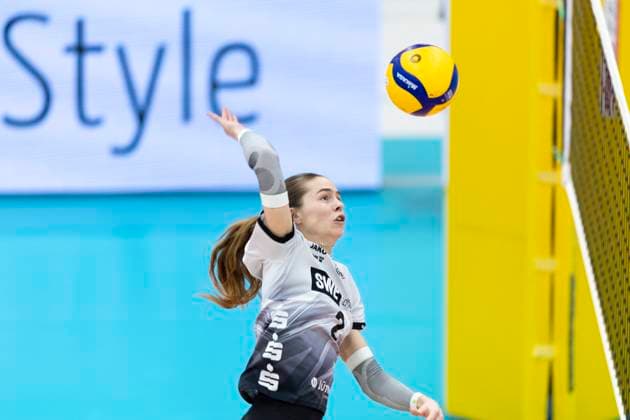 1. Volleyball Bundesliga Frauen: Schwarz-Weiss Erfurt vs. VC Wiesbaden; Erfurt; 28.12.2024 Elizabeth Sandbothe ( 2; Schwarz-Weiss Erfurt) 1. Volleyball Bundesliga Frauen: Schwarz-Weiss Erfurt vs. VC Wiesbaden; Riethsporthalle Erfurt; 28.12.2024 Copyright: xBEAUTIFULxSPORTS Duehringx