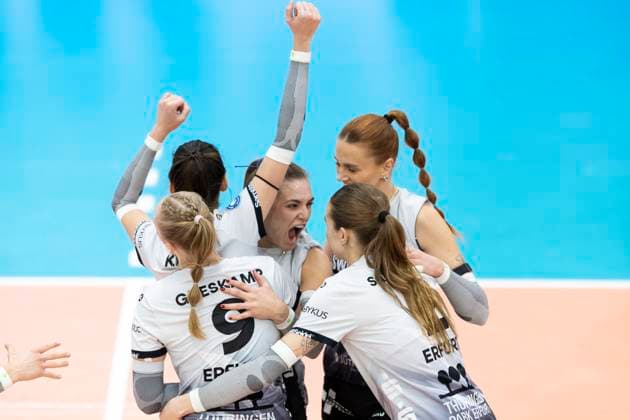 1. Volleyball Bundesliga Frauen: Schwarz-Weiss Erfurt vs. VC Wiesbaden; Erfurt; 28.12.2024 Kira Thomsen ( 6; Schwarz-Weiss Erfurt) (Bildmitte) und Mannschaft 1. Volleyball Bundesliga Frauen: Schwarz-Weiss Erfurt vs. VC Wiesbaden; Riethsporthalle Erfurt; 28.12.2024 Copyright: xBEAUTIFULxSPORTS Duehringx