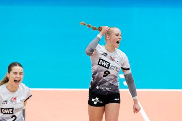 1. Volleyball Bundesliga Frauen: Schwarz-Weiss Erfurt vs. VC Wiesbaden; Erfurt; 28.12.2024 Jubel Antonia Greskamp ( 9; Schwarz-Weiss Erfurt) und Elizabeth Sandbothe ( 2; Schwarz-Weiss Erfurt) (links) 1. Volleyball Bundesliga Frauen: Schwarz-Weiss Erfurt vs. VC Wiesbaden; Riethsporthalle Erfurt; 28.12.2024 Copyright: xBEAUTIFULxSPORTS Duehringx