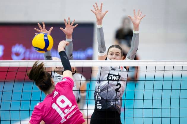 Sport Bilder des Tages 1. Volleyball Bundesliga Frauen: Schwarz-Weiss Erfurt vs. VC Wiesbaden; Erfurt; 28.12.2024 Greta Kiss ( 19; VC Wiesbaden) gegen Antonia Greskamp ( 9; Schwarz-Weiss Erfurt) (links) und Elizabeth Sandbothe ( 2; Schwarz-Weiss Erfurt) (rechts) 1. Volleyball Bundesliga Frauen: Schwarz-Weiss Erfurt vs. VC Wiesbaden; Riethsporthalle Erfurt; 28.12.2024 Copyright: xBEAUTIFULxSPORTS Duehringx