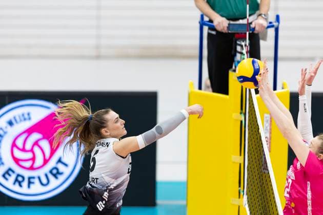 1. Volleyball Bundesliga Frauen: Schwarz-Weiss Erfurt vs. VC Wiesbaden; Erfurt; 28.12.2024 Kira Thomsen ( 6; Schwarz-Weiss Erfurt) gegen Rachel Joy Gomez ( 17; VC Wiesbaden) (vorne) und Ana-Marija Jonjev ( 22; VC Wiesbaden) (dahinter) 1. Volleyball Bundesliga Frauen: Schwarz-Weiss Erfurt vs. VC Wiesbaden; Riethsporthalle Erfurt; 28.12.2024 Copyright: xBEAUTIFULxSPORTS Duehringx