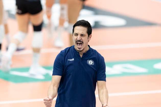 1. Volleyball Bundesliga Frauen: Schwarz-Weiss Erfurt vs. VC Wiesbaden; Erfurt; 28.12.2024 Tigin Yaglioglu (Trainer; VC Wiesbaden) 1. Volleyball Bundesliga Frauen: Schwarz-Weiss Erfurt vs. VC Wiesbaden; Riethsporthalle Erfurt; 28.12.2024 Copyright: xBEAUTIFULxSPORTS Duehringx