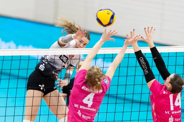 1. Volleyball Bundesliga Frauen: Schwarz-Weiss Erfurt vs. VC Wiesbaden; Erfurt; 28.12.2024 Elizabeth Sandbothe ( 2; Schwarz-Weiss Erfurt) gegen Tanja Großer ( 4; VC Wiesbaden) und Jonna Wasserfaller ( 14; VC Wiesbaden) 1. Volleyball Bundesliga Frauen: Schwarz-Weiss Erfurt vs. VC Wiesbaden; Riethsporthalle Erfurt; 28.12.2024 Copyright: xBEAUTIFULxSPORTS Duehringx