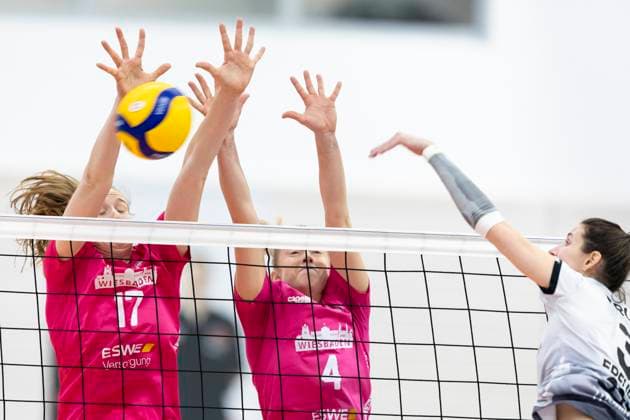 1. Volleyball Bundesliga Frauen: Schwarz-Weiss Erfurt vs. VC Wiesbaden; Erfurt; 28.12.2024 Ana Krulj ( 3; Schwarz-Weiss Erfurt) gegen Rachel Joy Gomez ( 17; VC Wiesbaden) und Tanja Großer ( 4; VC Wiesbaden) 1. Volleyball Bundesliga Frauen: Schwarz-Weiss Erfurt vs. VC Wiesbaden; Riethsporthalle Erfurt; 28.12.2024 Copyright: xBEAUTIFULxSPORTS Duehringx