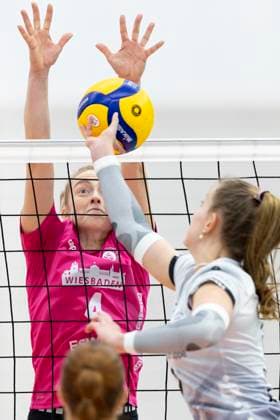1. Volleyball Bundesliga Frauen: Schwarz-Weiss Erfurt vs. VC Wiesbaden; Erfurt; 28.12.2024 Tanja Großer ( 4; VC Wiesbaden) gegen Pia Mohr ( 10; Schwarz-Weiss Erfurt) 1. Volleyball Bundesliga Frauen: Schwarz-Weiss Erfurt vs. VC Wiesbaden; Riethsporthalle Erfurt; 28.12.2024 Copyright: xBEAUTIFULxSPORTS Duehringx