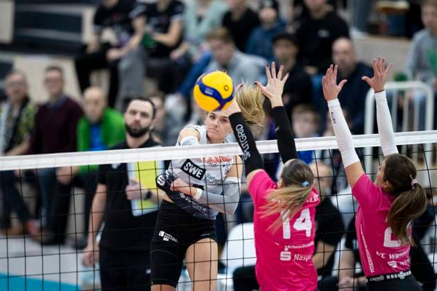 1. Volleyball Bundesliga Frauen: Schwarz-Weiss Erfurt vs. VC Wiesbaden; Erfurt; 28.12.2024 Kira Thomsen ( 6; Schwarz-Weiss Erfurt) gegen Jonna Wasserfaller ( 14; VC Wiesbaden) und Ana-Marija Jonjev ( 22; VC Wiesbaden) 1. Volleyball Bundesliga Frauen: Schwarz-Weiss Erfurt vs. VC Wiesbaden; Riethsporthalle Erfurt; 28.12.2024 Copyright: xBEAUTIFULxSPORTS Duehringx