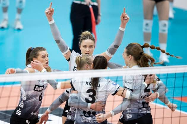 1. Volleyball Bundesliga Frauen: Schwarz-Weiss Erfurt vs. VC Wiesbaden; Erfurt; 28.12.2024 Jubel Alina Zellin ( 1; Schwarz-Weiss Erfurt) (Bildmitte) und Mannschaft 1. Volleyball Bundesliga Frauen: Schwarz-Weiss Erfurt vs. VC Wiesbaden; Riethsporthalle Erfurt; 28.12.2024 Copyright: xBEAUTIFULxSPORTS Duehringx