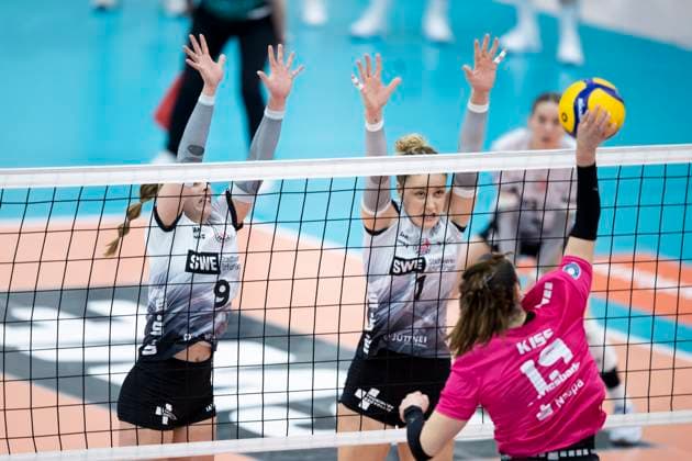 1. Volleyball Bundesliga Frauen: Schwarz-Weiss Erfurt vs. VC Wiesbaden; Erfurt; 28.12.2024 Greta Kiss ( 19; VC Wiesbaden) gegen Antonia Greskamp ( 9; Schwarz-Weiss Erfurt) und Alina Zellin ( 1; Schwarz-Weiss Erfurt) 1. Volleyball Bundesliga Frauen: Schwarz-Weiss Erfurt vs. VC Wiesbaden; Riethsporthalle Erfurt; 28.12.2024 Copyright: xBEAUTIFULxSPORTS Duehringx