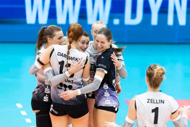 1. Volleyball Bundesliga Frauen: Schwarz-Weiss Erfurt vs. VC Wiesbaden; Erfurt; 28.12.2024 Jubel Ana Krulj ( 3; Schwarz-Weiss Erfurt) (Bildmitte) und Mia Anna Stauß ( 11; Schwarz-Weiss Erfurt) (rechts daneben) 1. Volleyball Bundesliga Frauen: Schwarz-Weiss Erfurt vs. VC Wiesbaden; Riethsporthalle Erfurt; 28.12.2024 Copyright: xBEAUTIFULxSPORTS Duehringx
