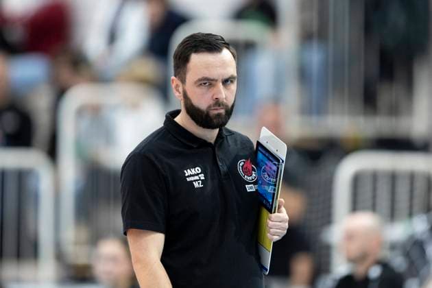 1. Volleyball Bundesliga Frauen: Schwarz-Weiss Erfurt vs. VC Wiesbaden; Erfurt; 28.12.2024 Mateusz Zarczynski (Trainer; Schwarz-Weiss Erfurt) 1. Volleyball Bundesliga Frauen: Schwarz-Weiss Erfurt vs. VC Wiesbaden; Riethsporthalle Erfurt; 28.12.2024 Copyright: xBEAUTIFULxSPORTS Duehringx