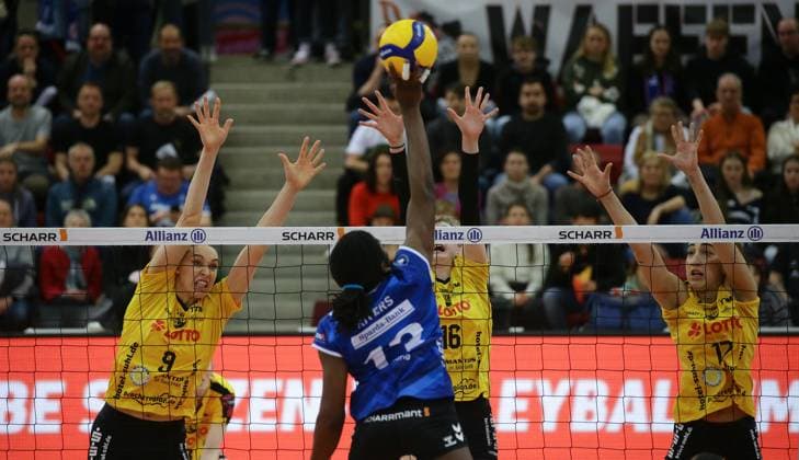Stuttgart , Volleyball Bundesliga Frauen, Allianz MTV Stuttgart vs VfB Suhl , im Block von links: Jette Kuipers Leandra BNegri ( Julia de Paula Viana ( Suhl ) , im Angriff: Krystal Rivers ( Stgt )