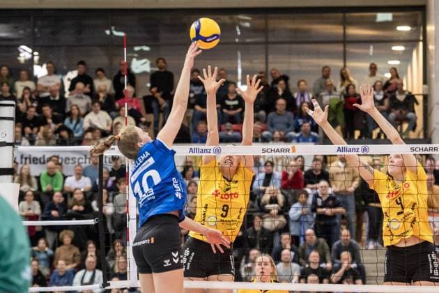 Jolien Knollema (Allianz MTV Stuttgart, 10) vs. Anna Artyshuk (VfB Suhl LOTTO Thueringen, 09) und Roosa Laakkonen (VfB Suhl LOTTO Thueringen, 04) GER, Allianz MTV Stuttgart - VfB Suhl LOTTO Thueringen, Volleyball Bundesliga, VBL, Spielzeit 2024 2025, 28.12.2024 GER, Allianz MTV Stuttgart - VfB Suhl LOTTO Thueringen, Volleyball Bundesliga, VBL, Spielzeit 2024 2025, 28.12.2024 Stuttgart Copyright: xSandyxDinkelackerx EP_SDR