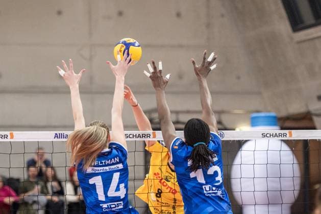 Kelsey Veltman (Allianz MTV Stuttgart, 14) und Krystal Rivers (Allianz MTV Stuttgart, 13) vs. Jette Kuipers (VfB Suhl LOTTO Thueringen, 08) GER, Allianz MTV Stuttgart - VfB Suhl LOTTO Thueringen, Volleyball Bundesliga, VBL, Spielzeit 2024 2025, 28.12.2024 GER, Allianz MTV Stuttgart - VfB Suhl LOTTO Thueringen, Volleyball Bundesliga, VBL, Spielzeit 2024 2025, 28.12.2024 Stuttgart Copyright: xSandyxDinkelackerx EP_SDR