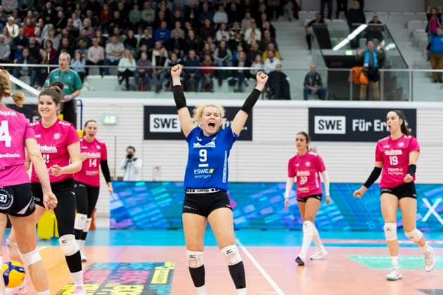 1. Volleyball Bundesliga Frauen: Schwarz-Weiss Erfurt vs. VC Wiesbaden; Erfurt; 28.12.2024 Rene Sain ( 9; VC Wiesbaden) und Mannschaft 1. Volleyball Bundesliga Frauen: Schwarz-Weiss Erfurt vs. VC Wiesbaden; Riethsporthalle Erfurt; 28.12.2024 Copyright: xBEAUTIFULxSPORTS Duehringx