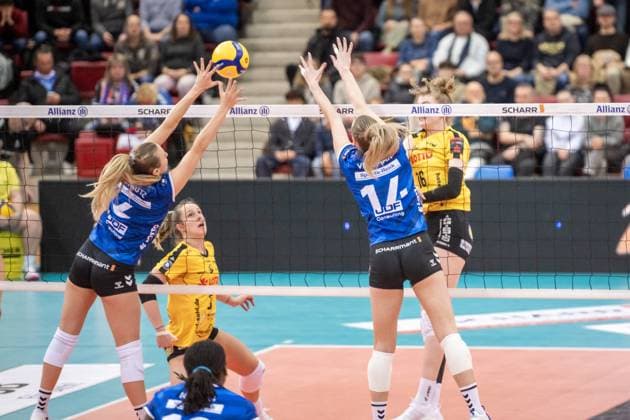 Antonia Stautz (Allianz MTV Stuttgart, 06) und Kelsey Veltman (Allianz MTV Stuttgart, 14) vs. Leandra Rixa Negri (VfB Suhl LOTTO Thueringen, 16) GER, Allianz MTV Stuttgart - VfB Suhl LOTTO Thueringen, Volleyball Bundesliga, VBL, Spielzeit 2024 2025, 28.12.2024 GER, Allianz MTV Stuttgart - VfB Suhl LOTTO Thueringen, Volleyball Bundesliga, VBL, Spielzeit 2024 2025, 28.12.2024 Stuttgart Copyright: xSandyxDinkelackerx EP_SDR